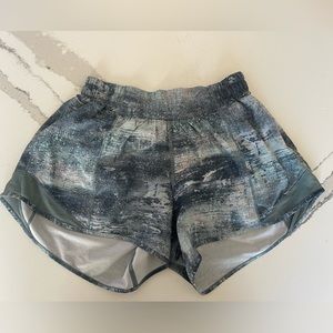 Lululemon Hotty Hot shorts size 4 & 2.5 in